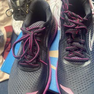 Brooks Adrenaline size 8.5